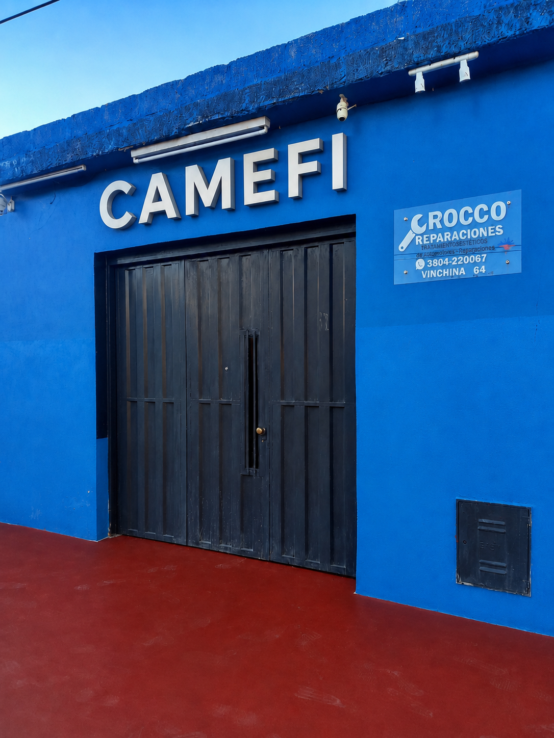 Fachada azul del Instituto CAMEFI en Vinchina 64, La Rioja Capital